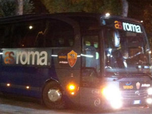 Љутити тифози Роме јајима гађали аутобус с фудбалерима