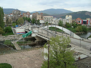 Косовска Митровица, бачен Молотовљев коктел на кућу полицајца 