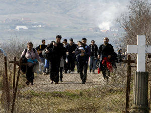 Грчка полиција склања мигранте са границе са Македонијом