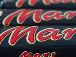 Повлаче „марс“ и „сникерс“ из продаје због пластике у чоколадицама