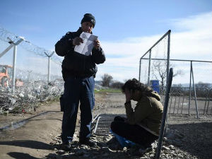 На граници Македоније и Грчке хиљаде избеглица