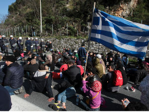 Грчка: Стотине миграната иде ка македонској граници