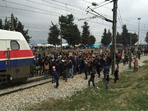 Нови протести избеглица у Идоменију, блокирана пруга 