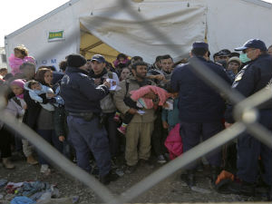 Македонија враћа мигранте због истог датума рођења