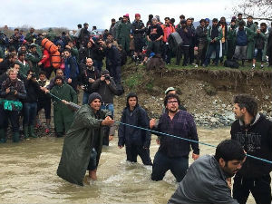 Избеглице заобишле ограду, велики број миграната ушао у Македонију