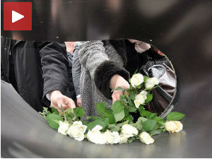 Беле руже на споменику несталима у Грачаници