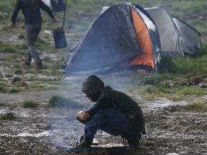 Избеглице напуштају камп у Идоменију