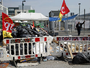 Париз се гуши у смећу, штрајк најављен до 14. јуна