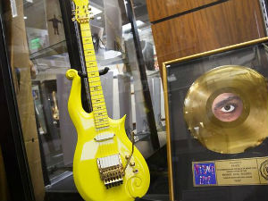 Принсова жута гитара продата за 137.000 долара