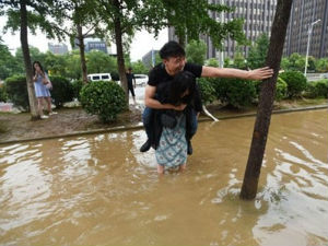 Рамбо девојка, носила момка кроз поплавни талас!