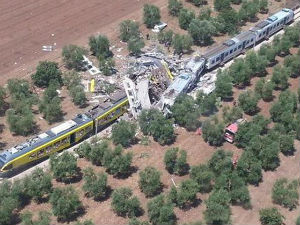 Чеони судар возова у Италији, 25 погинулих, десетине повређених