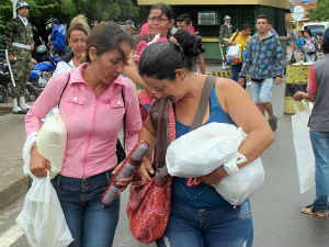 Десетине хиљада Венецуеланаца кренуле у Колумбију по храну и лекове