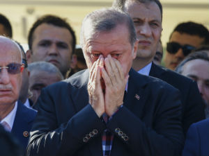 Ердоган плакао на сахрани пријатеља којег су убили пучисти