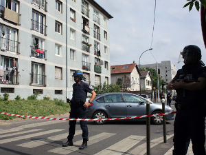Десет особа ухапшено у Паризу, четири полицајца повређена