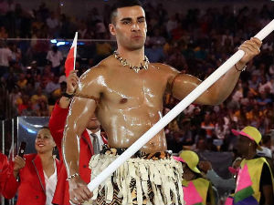 Полинежански тaеквондoиста долио уље на олимпијску ватру