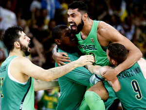 Нови пораз Шпаније, Бразил славио у неизвесној завршници