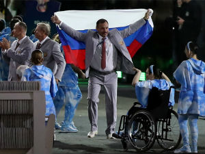 Белоруски спортисти "прошетали" руску заставу у знак подршке