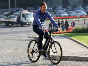 Мали и Фолић у акцији „Само не аутом“ бициклом дошли на посао