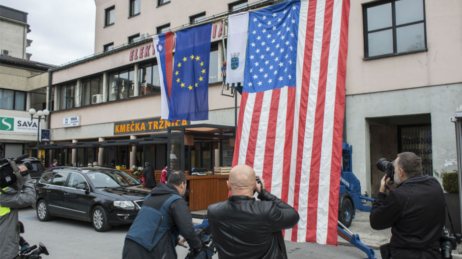 Америчка застава, шампањац и песма у родном месту Меланије Трамп