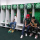 Слика туге: Тројица фудбалера у празној свлачионици