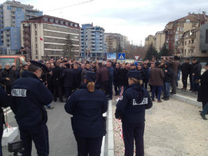 Протест ветерана ОВК на мосту у Митровици