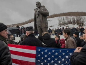 Косово у бронзи: Клинтон, Холбрук, Вокер