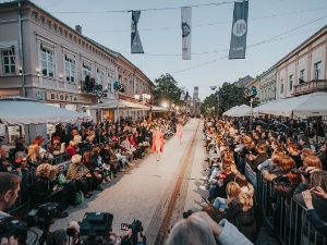 Спектакл у Новом Саду – највећa моднa пистa у Европи на отварању Недеље моде
