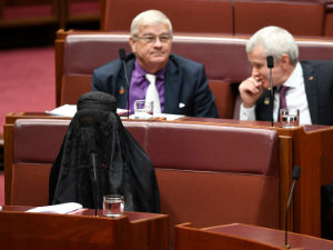 Лидерка аустралијске деснице носила бурку у Сенату