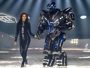 Заборавите манекене, Ирина Шајк са роботом на писти!