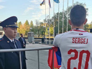 Навијачи Србије испред хотела у Самари