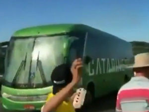 Бразилски навијачи каменовали аутобус са фудбалерима