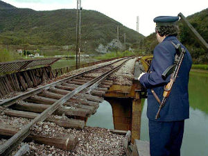 14. април – оштећена пруга Београд–Бар, гађан "Крушик"