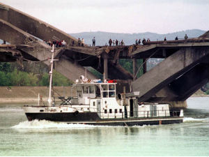 26. април – срушен Жежељев мост