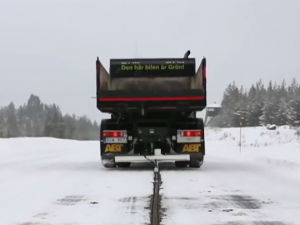 Шведска уводи ауто-путеве са шином за пуњење електровозила