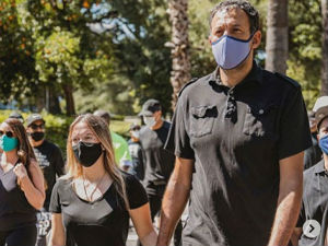 Дивац са супругом, Пеђа и Богдан на протестима у Калифорнији