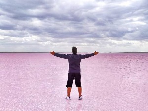 Људи умало уништили јединствено розе језеро у Казахстану због гласина да блато лечи ковид-19