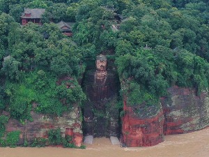 Дотерала вода до прстију – Јангцекјанг прети кинеском гигантском Буди