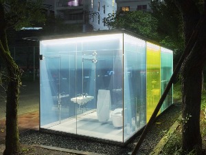 Провидни јавни тоалети у Токију да пролазници лакше виде да ли има некога унутра