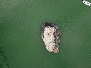 Сасвим природан портрет Јована Мемедовића од 4.000 флаша на површини реке