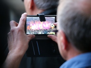 Нервирају вас људи који се телефоном сликају свуда и увек? Такво понашање има и позитивне стране