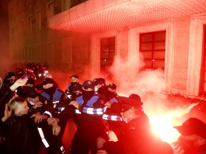 Албански министар поднео оставку због убиства младића током полицијског часа