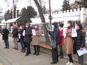 Протест испред Казнено-поправног завода у Нишу – какав је третман осуђеника током епидемије