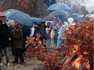 На Цетињу бадњаке налагали верници СПЦ и тзв. ЦПЦ