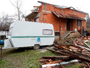 Петрињи потребни објекти за становање и топли оброци, отворени рачуни за помоћ