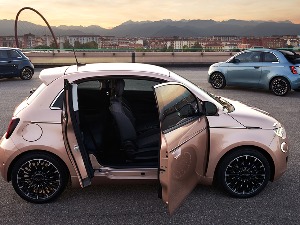 Нови ауто-гигант „Стелантис“ спреман за будућност – до краја године 39 електричних аутомобила