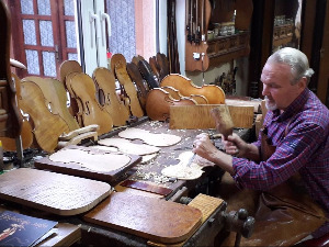 Тајне заната градитеља виолина у Ковачици