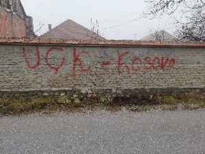 Графит "УЧК Косово" на зиду у Гораждевцу