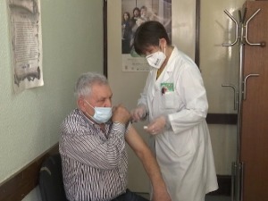 Грађани са двојним држављанством из Северне Македоније вакцинишу се у Врању