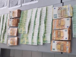 Спречен шверц девиза на Хоргошу - више од 50.000 евра скривено у мењачу и пртљажнику аутомобила