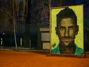 Мозаик од тениских лоптица у част Ђоковићевог рекорда